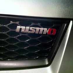 JDM logo Nismo na přední masku - Nissan Juke, 370Z, GTR, 350z, 180SX, atd.