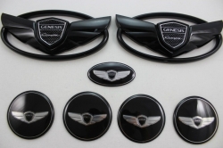 KDM 7ks sada emblémů Genesis Wing - Hyundai Genesis Coupe (10 - 15), barva černá lesklá